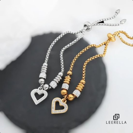 Twee verstelbare armbanden, één zilverkleurig en één goudkleurig, met hartvormige hangers bezet met zirkonia.
