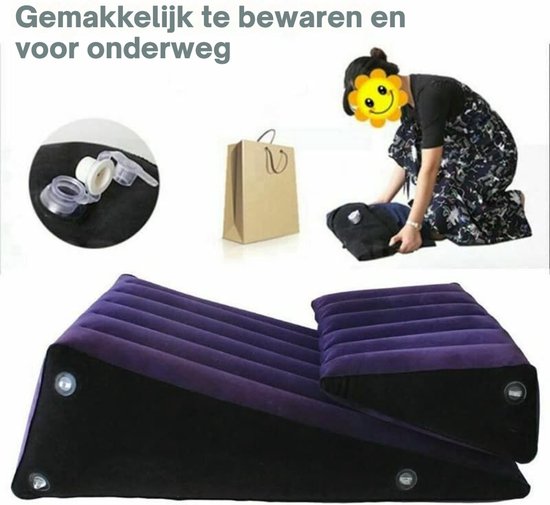 Een paars en zwart opblaasbaar wigkussen is aan het oppompen en wordt verpakt in een bruine tas.