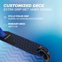 Deck van blauwe stuntstep met zwart zigzag anti-slip patroon. 'CUSTOMIZED DECK' tekst. Stalen rem.