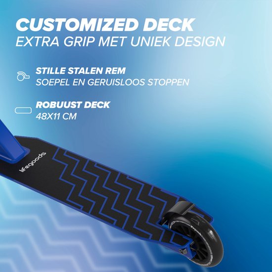 Deck van blauwe stuntstep met zwart zigzag anti-slip patroon. 'CUSTOMIZED DECK' tekst. Stalen rem.