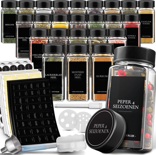Une collection de bocaux à épices en verre avec des couvercles noirs et des étiquettes, y compris des autocollants et des accessoires.