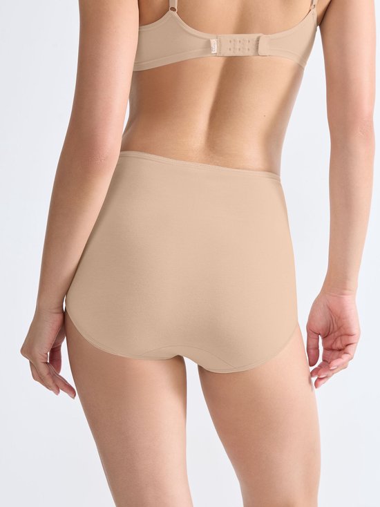 Vue arrière d'un mannequin portant une culotte maxi Sloggi beige. La culotte couvre entièrement les fesses.