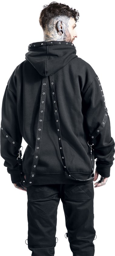 Zicht op de rug van een man met tattoos die een zwarte hoodie draagt met versieringen van banden, ringen en studs op de rug en mouwen.