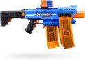 Blauwe X-Shot Insanity blaster met twee doorzichtige oranje magazijnen en een extra magazijn erbovenop. De blaster heeft zwarte en oranje accenten.
