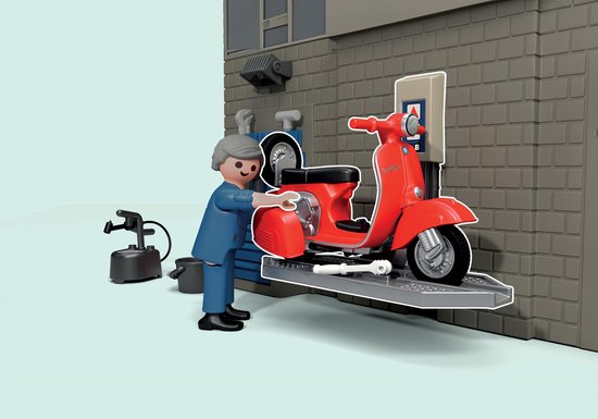 PLAYMOBIL monteur in blauw pak bij een rode Vespa scooter op een hefplateau.