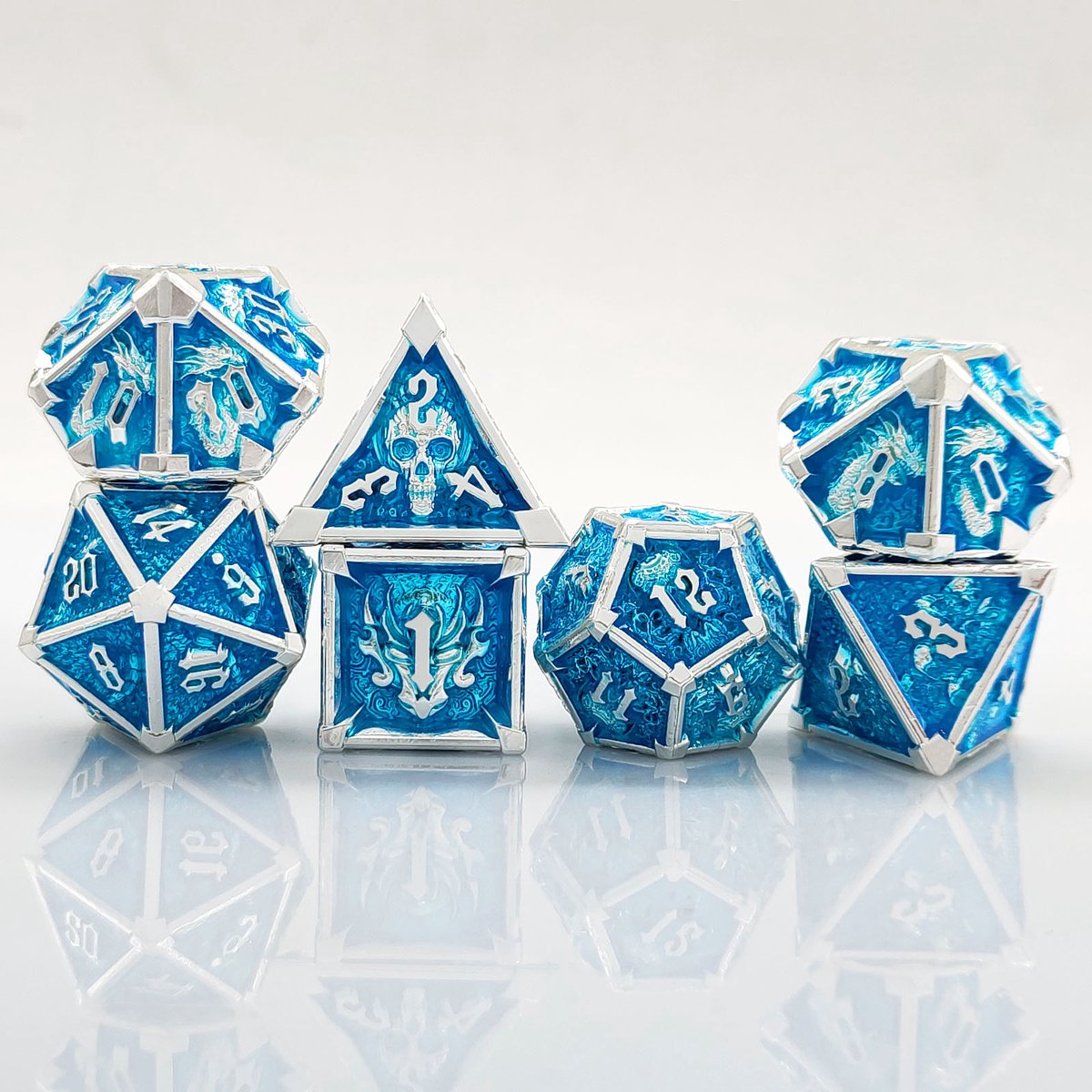 Joya Dice® Polydice Dobbelsteen set geschikt voor rollenspellen zoals Dungeons and Dragons D&D DnD | Dobbelstenen Set | Dice set | Metal dice 7 stuks set | Incl Luxe Opbergdoos | Metalen Dobbelstenen Blauw