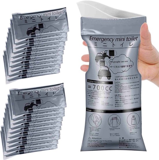 Een hand houdt een noodtoilet tasje omhoog, met een stapel van 9 andere tasjes ernaast.