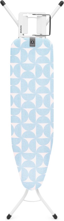Strijkplank met een blauw-witte cirkelpatroon, verstelbaar en met een strijkijzerhouder.