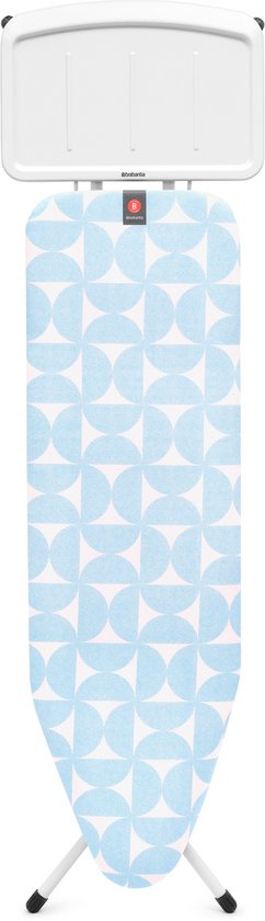Strijkplank met blauw-witte geometrische print, staand op zijn poten.