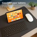 Witte draadloze muis met RGB verlichting naast een tablet met kleurrijk scherm en een zwart toetsenbord.