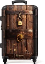 NoBoringSuitcases.com® - Koffer groot - Rolkoffer lichtgewicht - Goudschat verborgen achter houten deur - Vakantie reiskoffer met 4 wielen - Grote trolley XL - Travel suitcase large - 20 kg bagage - Ruimbagage medium met TSA slot