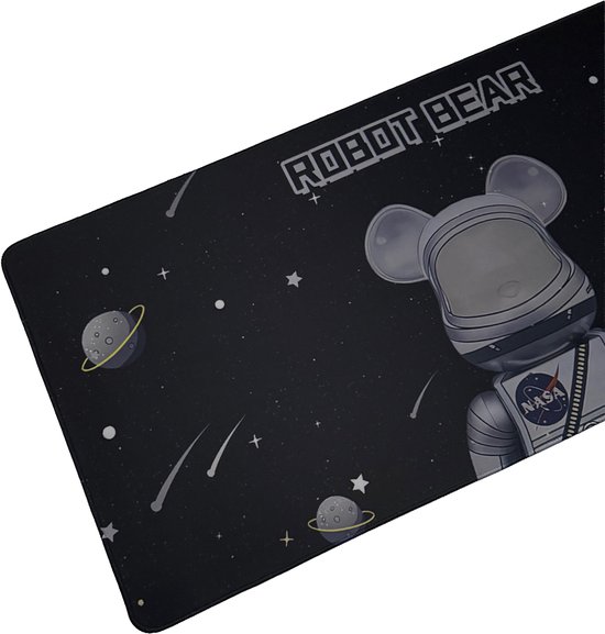 Tapis de souris noir avec imprimé spatial : ours robot avec logo NASA en combinaison d'astronaute, planètes et étoiles filantes. Texte "ROBOT BEAR".