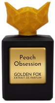 Een zwarte parfumfles met gouden label waarop 'Peach Obsession' staat. De dop is een glinsterende gouden vossenkop.