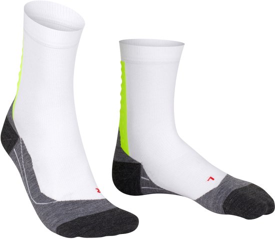 Paar witte Falke sportsokken met neongele streep aan de zijkant en grijze/zwarte details aan hiel en teen.