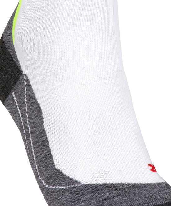 Close-up van Falke witte sportsok met neongele streep, grijze en zwarte hiel en teen met rode 'R' op de voet.
