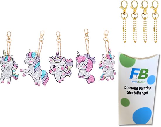 Vijf schattige eenhoorn sleutelhangers met glinsterende diamanten in pastelkleuren, naast een verpakking en gouden kettingen.