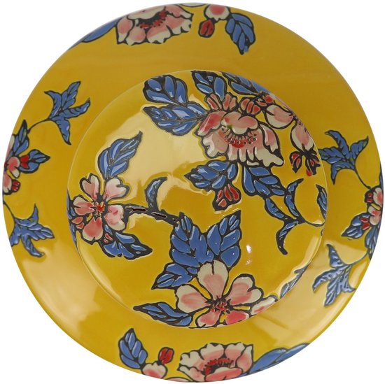 Bovenaanzicht van een gele pot met deksel, versierd met bloemen en bladeren.