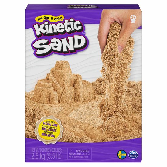 Kinetic Sand verpakking met een hand die goudkleurig zand vasthoudt en het uit een zandkasteel laat vallen. Goudkleurig zand.