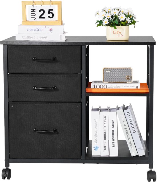 Zwarte archiefkast op wielen met drie stoffen lades en twee open vakken. Bovenop liggen boeken en een kalender.