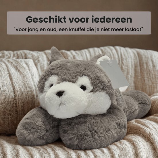 Grijze wolf knuffel op een gebreide deken, 'Geschikt voor iedereen' staat erboven.