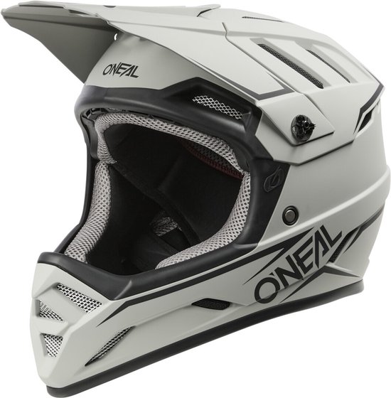 Lichtgrijze O'NEAL downhill fietshelm met zwarte accenten en zilverkleurige voering.