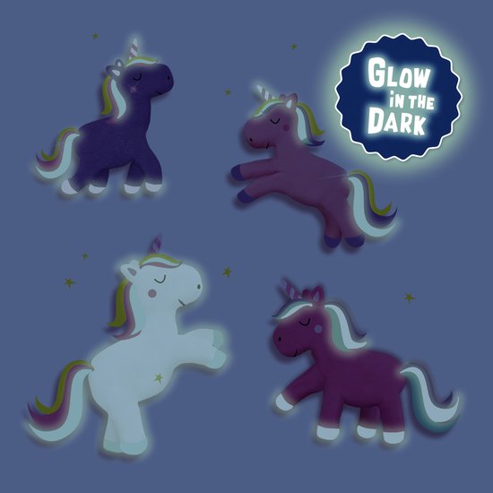 Vier glow-in-the-dark eenhoorns van klei op donkerblauwe achtergrond: paars, roze, wit en donkerroze.