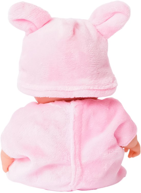 Babypop in een roze varkenspakje met capuchon en oortjes, zittend, achterkant.