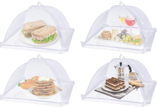 Quatre capotes anti-mouches blanches et pliables protégeant les aliments, notamment des sandwichs, des fruits et des pâtisseries.