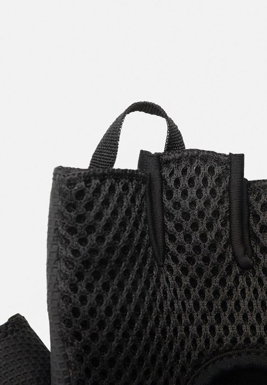 Detail van de zwarte mesh stof en lus van een fitnesshandschoen.