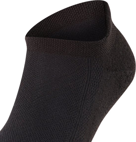 Dichtbij van de opening van een zwarte Falke Cool Kick enkelsok.