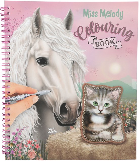 Kleurboek met paard en kat. Een hand kleurt de paardenkop met een potlood. Een kitten zit op een hooibaal.