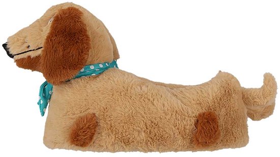Chaussons teckel en peluche beige avec oreilles marron et foulard bleu à pois blancs.