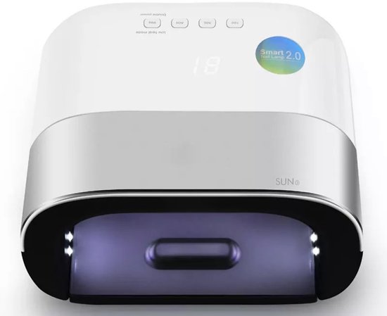 Witte en zilverkleurige UV/LED nagellamp met 'Smart 2.0 Nail Lamp' logo. Een digitale timer toont '18'. UV-licht straalt vanuit de opening.