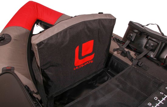 Close-up van een grijze en rode bellyboat met rood 'ULTIMATE' logo op rugleuning.