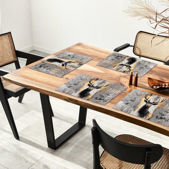 Quatre sets de table avec un cerf abstrait aux bois dorés sur fond gris.