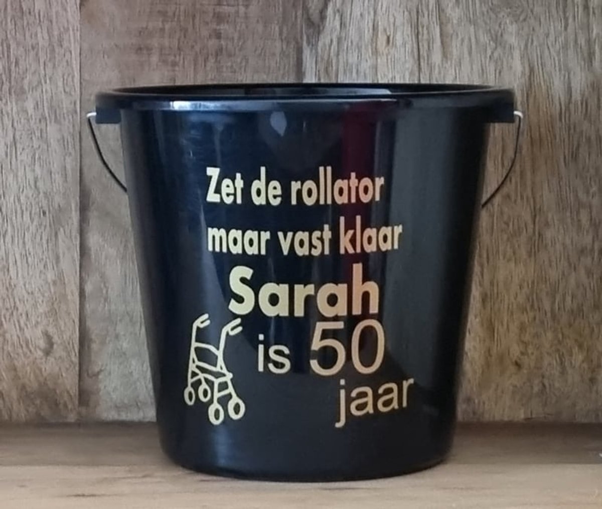 Cadeau emmer. Zet de rollator maar vast klaar Sarah is 50 jaar. Bouwemmer 12 Liter