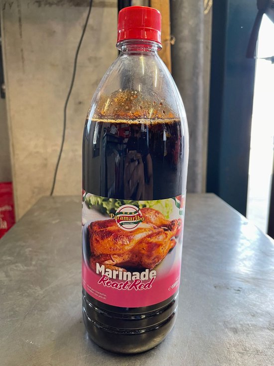 Fles Paramaribo Marinade Roast Red met rode dop en een afbeelding van een geroosterde kip.