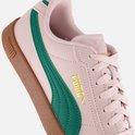 Close-up van roze Puma sneaker met groene streep en gouden logo.