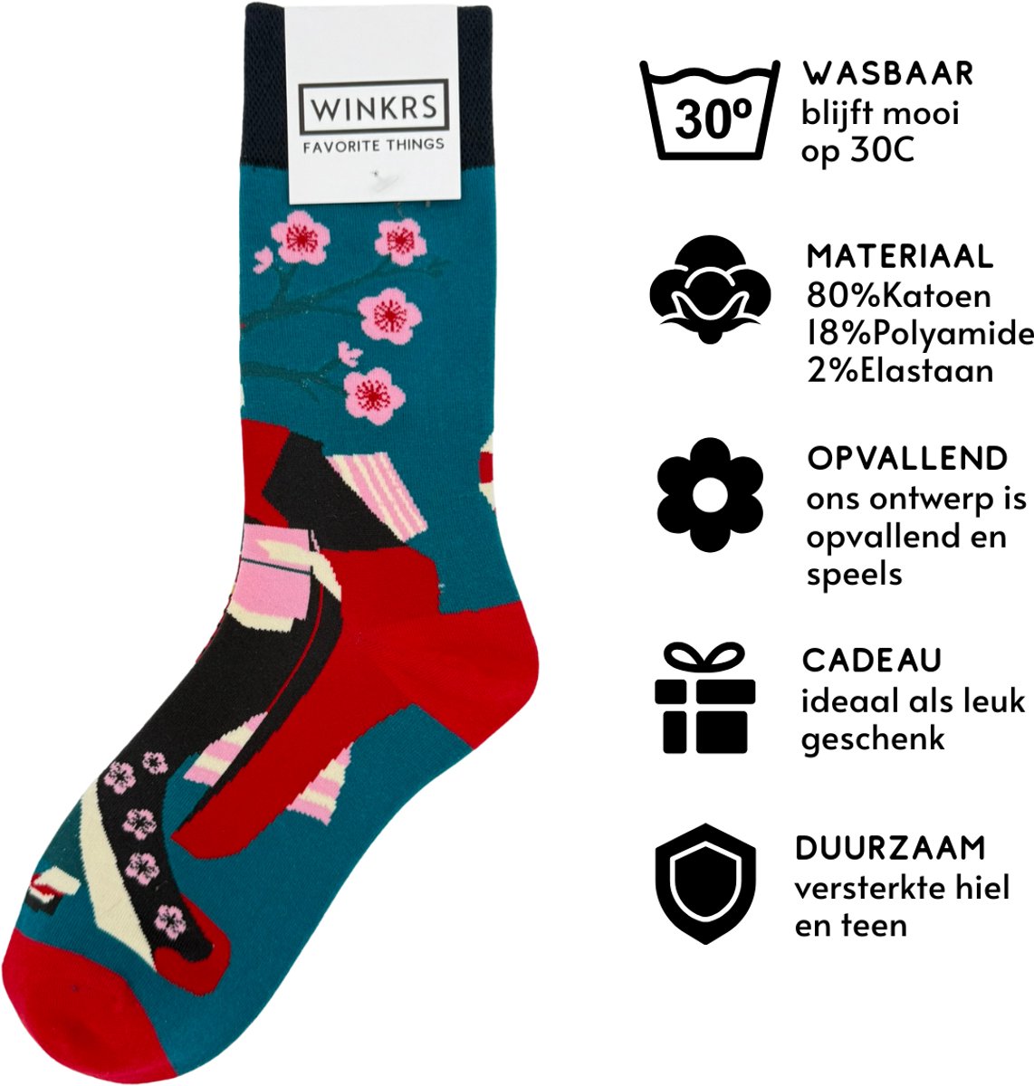 Rode Kersen Met Een Schattige Kawaii-stijl Hun Ogen Dicht Bij Het Glimlachen Versie Opgezette Handen En Zwaaien 255556400