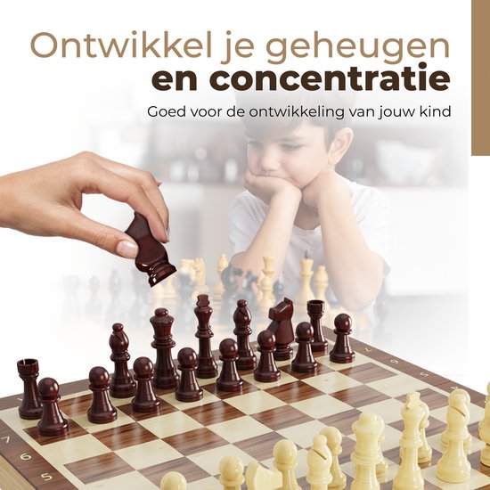 Bruine en crème schaakstukken op een schaakbord, kind speelt mee. "Ontwikkel je geheugen en concentratie".