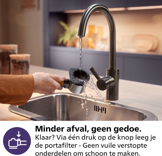 Schoonmaken van de portafilter van de Philips Baristina onder de kraan.