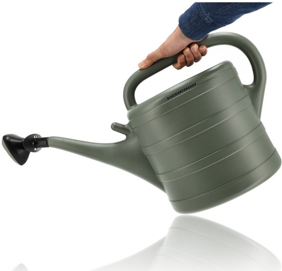 Hand houdt een grijze 10 liter gieter vast, gezien vanaf de zijkant.