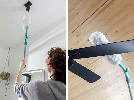 Une femme utilise un plumeau avec manche pour dépoussiérer un plafond et un ventilateur.
