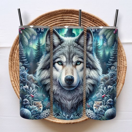 Tumbler met een gedetailleerde afbeelding van een wolf met blauwe ogen, omringd door dennenbomen en Noorderlicht.