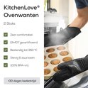Twee zwarte ovenwanten, comfortabel, hittebestendig tot 350 °C, EN407 gecertificeerd en BPA-vrij. Een man gebruikt ze om muffins uit de oven te halen.