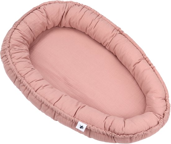 Roze babynestje met een label.