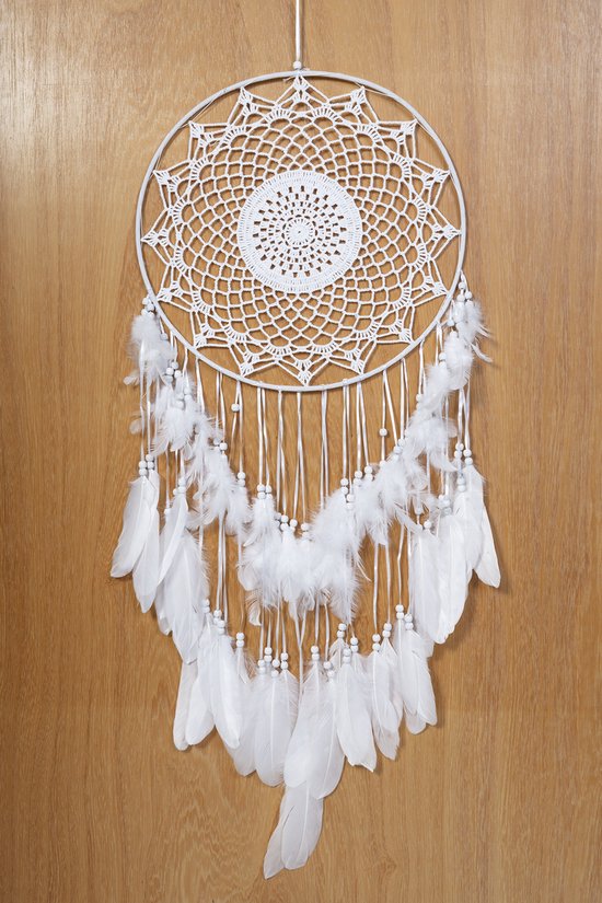 Grande attrape-rêves blanc avec un motif mandala macramé détaillé. Des plumes et des perles blanches pendent à des rubans blancs.