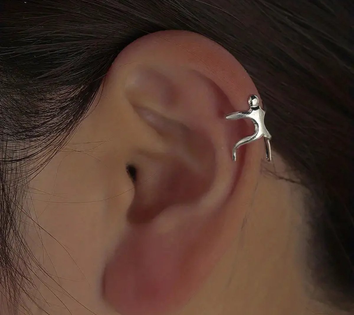 GoedeDoelen.Shop | Klem-Oorbel Human | Zilverkleurig | Ear Cuff | Afmeting 1 x 1 CM | Human | Mens | Oorsieraad | Statement Sieraad | Wellness-House