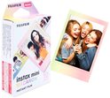 Fujifilm Instax Mini Macaron film verpakking met voorbeeld van drie lachende meisjes die een microfoon vasthouden.