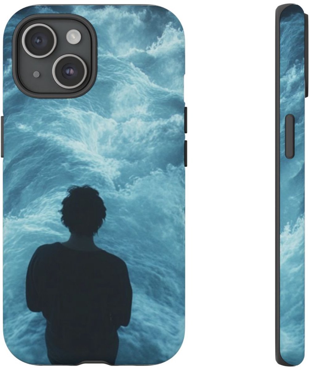 Persoon Tussen Blauwe Golvende Waterstromen – Telefoonhoesje Geschikt voor iPhone 15